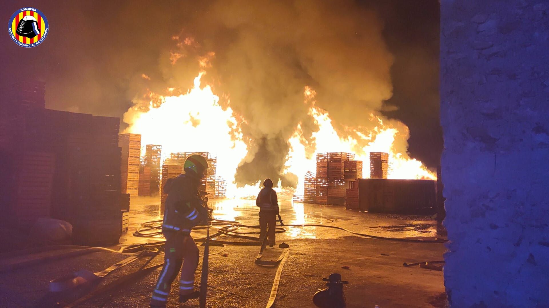 Incendio industrial en una explanada de palés en la Pobla