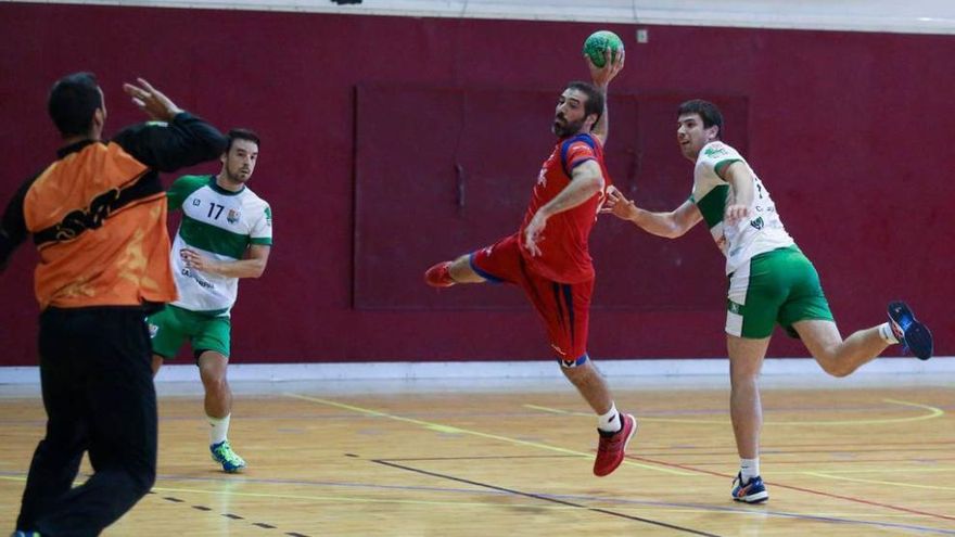 Víctor Álvarez lanza a portería ante el portero Jordi gonzález.