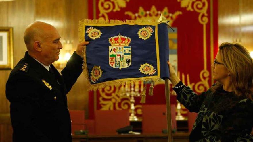 La presidenta de la Diputación de Zamora y el subdelegado junto al general.