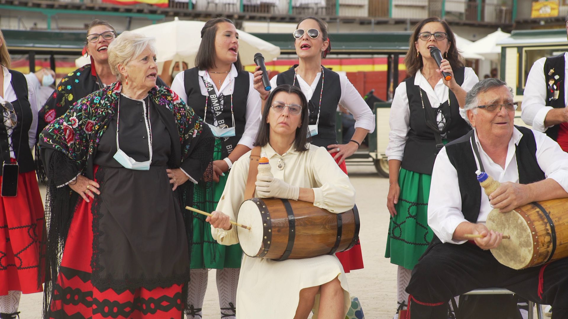 La performer Miss Beige (en el centro) junto a un grupo folclórico de vecinos de Chinchón durante el festival Arte vivo en las Villas de Madrid.