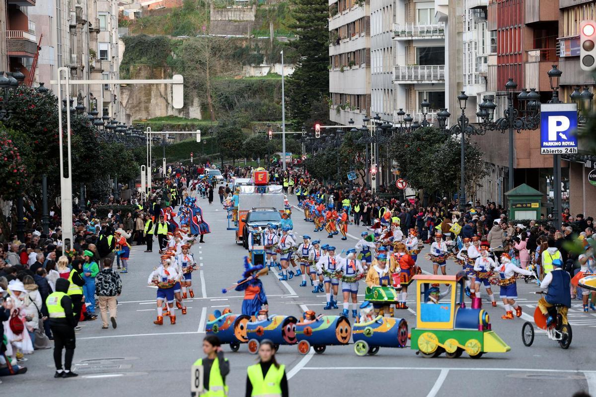 Vigo festeja su Entroido: el desfile de comparsas llena las calles