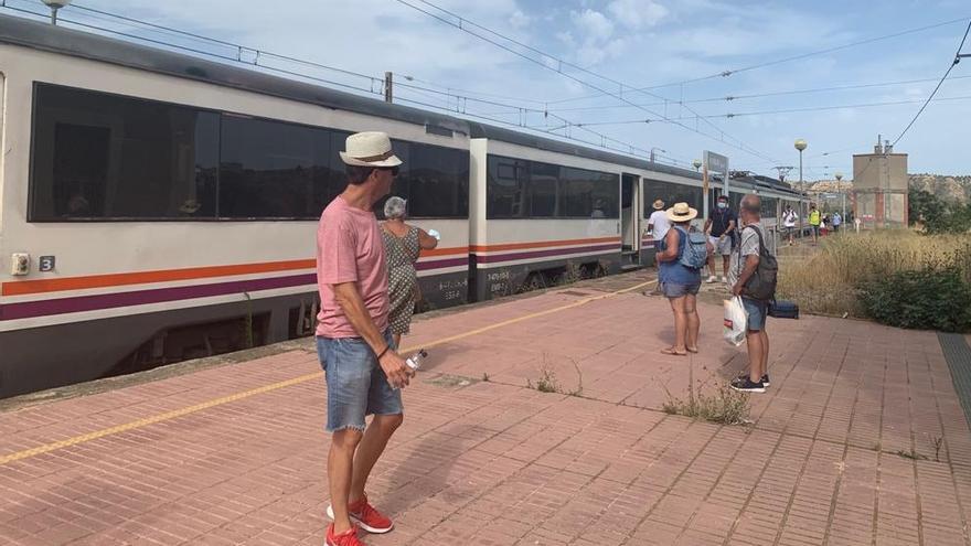 Los viajeros del segundo tren averiado abandonan los vagones en la estación de Nonaspe.