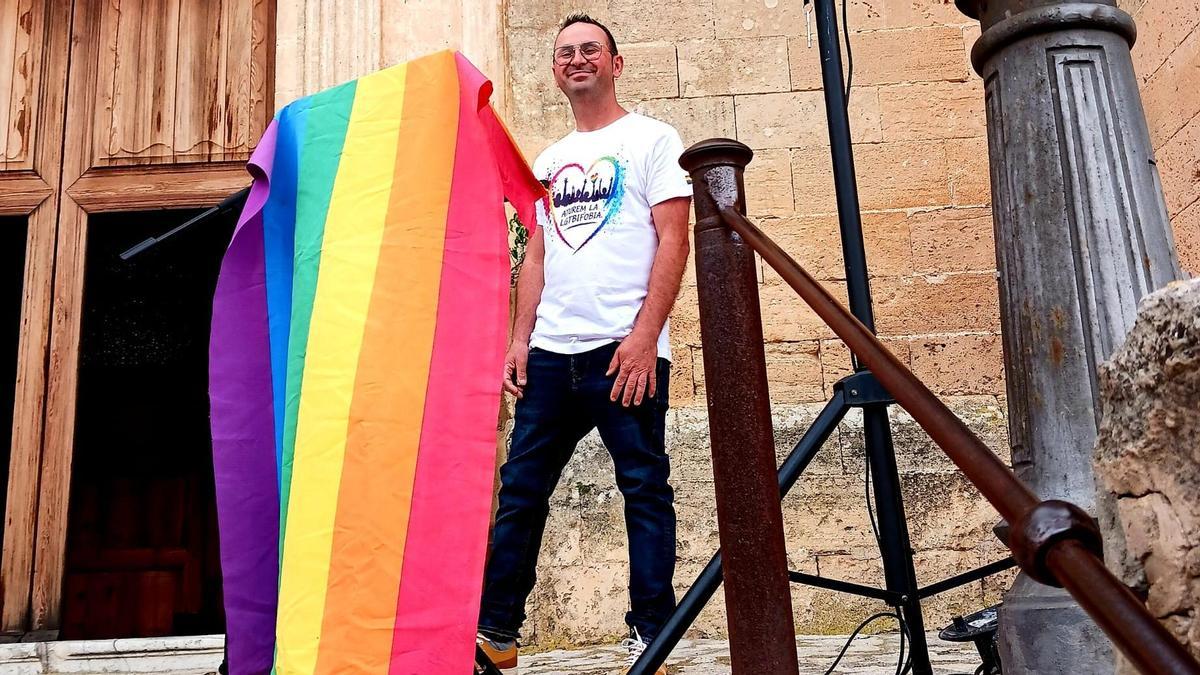 Miquel Gili Ferrer, el comerciante de Pere Garau que sufrió una agresión homófoba, ayer en Lloret durante la lectura del manifiesto.