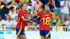 Alexia celebra con Olga Carmona su gol ante Nigeria en los Juegos