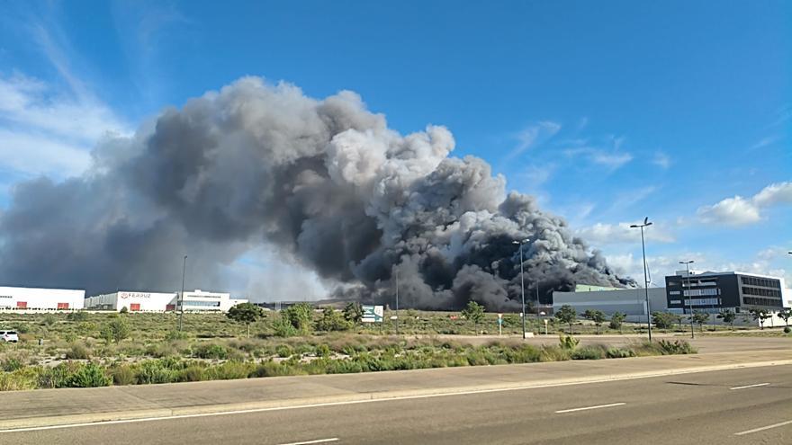 Incendio en La Cartuja de Zaragoza: arde la nave de una empresa de reciclaje en el PTR