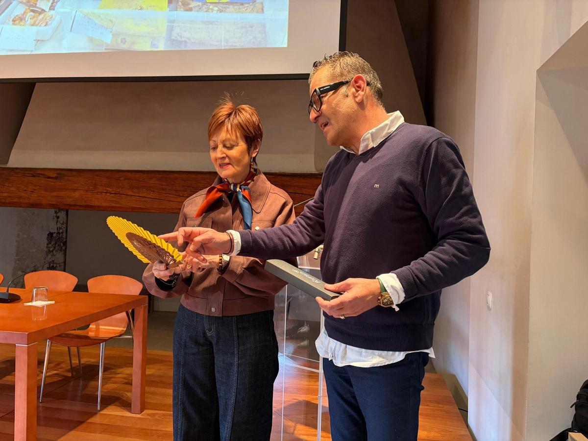 Mavi Mestre y Jose F. Cabanes con el abanico de la dana.