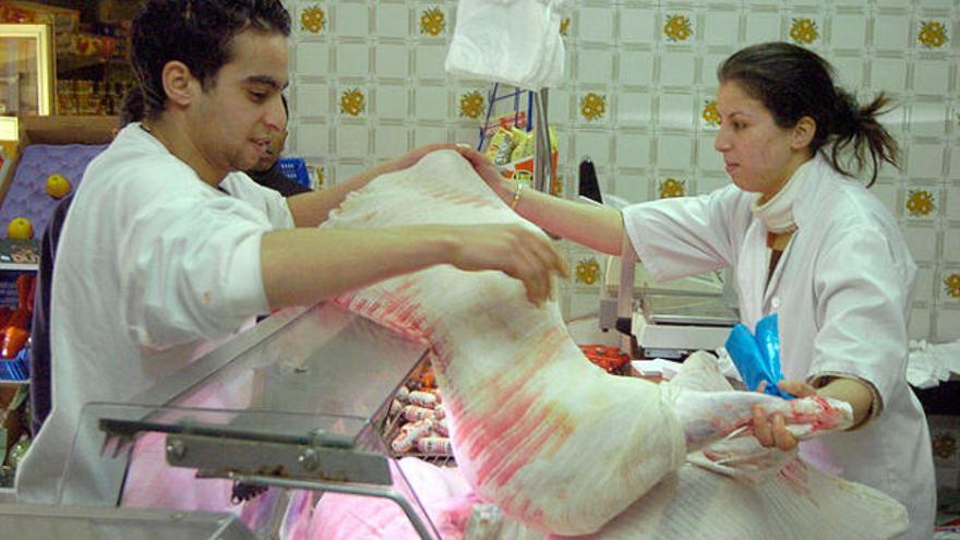 Una carnisseria amb carn sacrificada segons el ritus islàmic, a Figueres.
