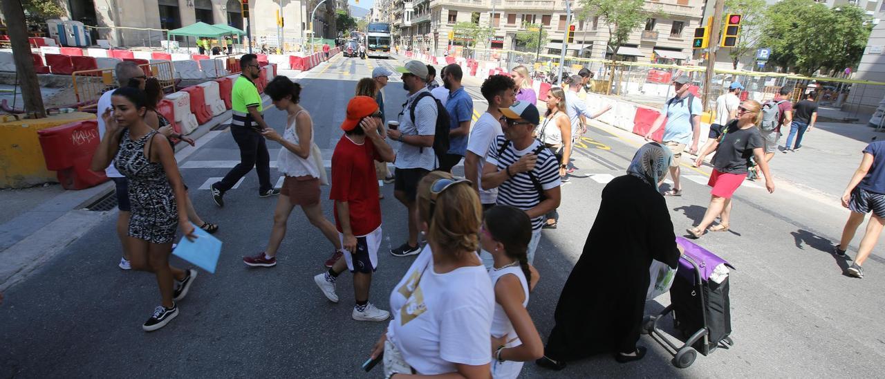 Viandantes en la Via Laietana patas arriba por las obras, esta semana.