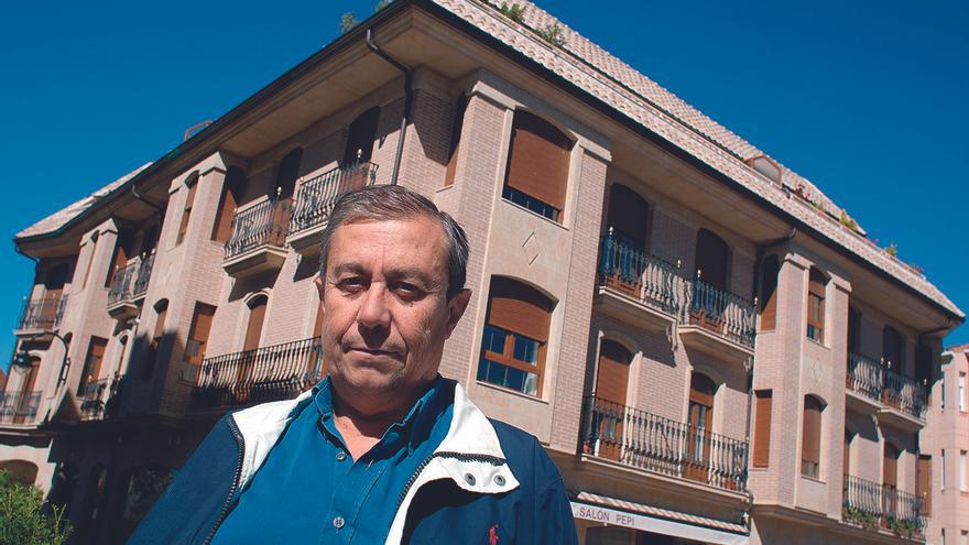 El arquitecto y demandante del Edificio Villalar, Román Ávila, con el inmueble a sus espaldas.