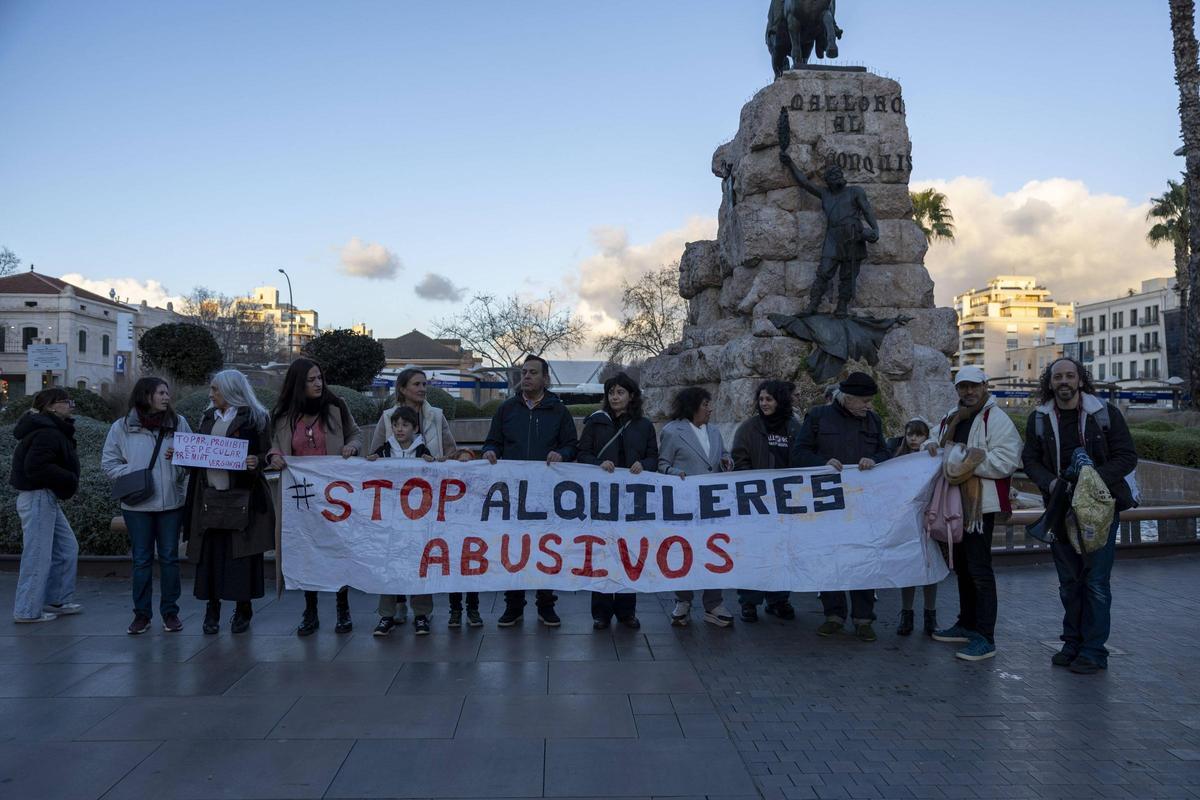 Stop Desahucios Mallorca ha convocado este sábado una manifestación en la plaza de Espanya de Palma.