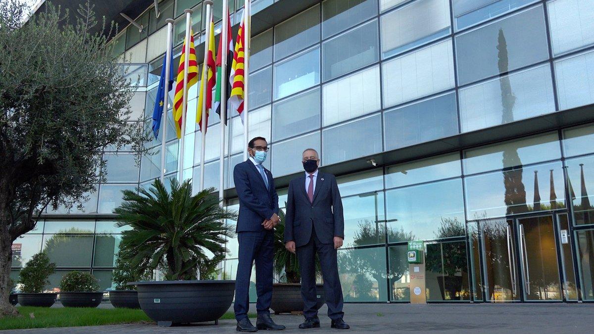 Majid Alfalasi, cónsul general de los Emiratos Árabes Unidos en Barcelona, con el delegado especial del Estado en el CZFB, Pere Navarro.