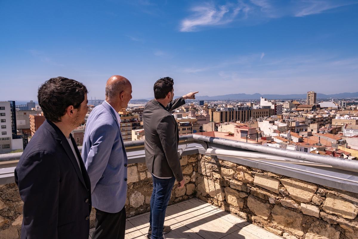 Vista hacia el oeste desde el Pretori de Tarragona, en dirección a las montañas del Camp, desde donde se podrá ver bien el eclipse solar total del 12 de agosto.