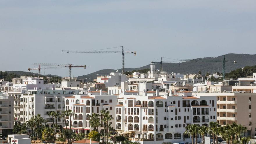 Grúas de construcciones en Santa Eulària.