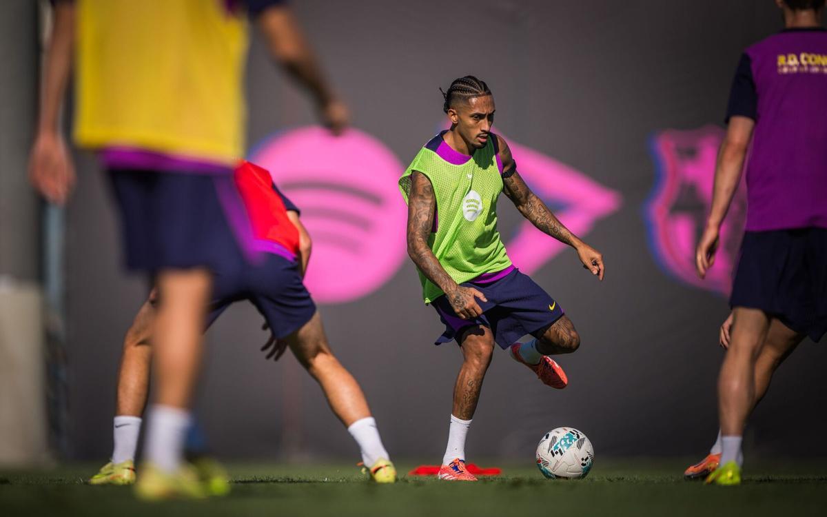 Raphinha se ejercitó ayer con normalidad junto al grupo // FC BARCELONA