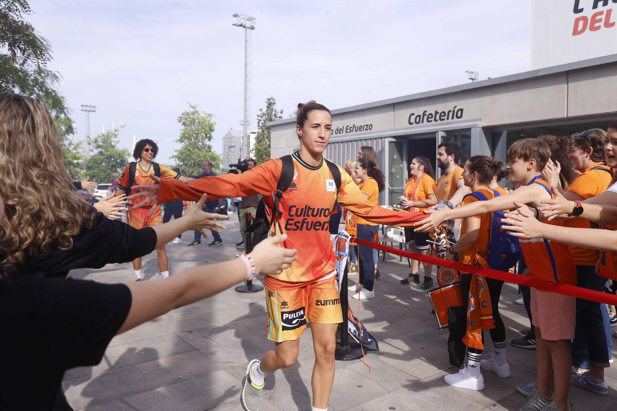 Así fue el recibimiento de los aficionados de Valencia Basket  antes de enfrentarse al  Perfumerías