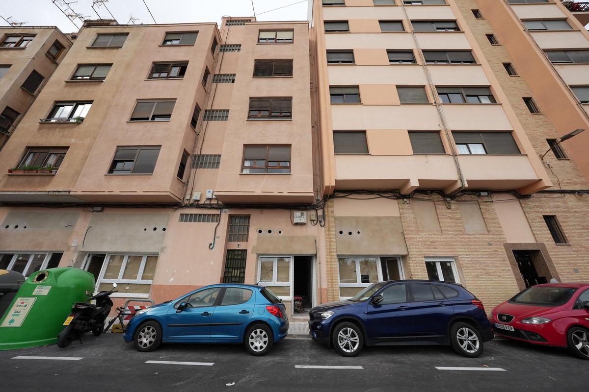 Edificio de la calle Lucena donde están construyendo pisos en antiguos bajos comerciales.