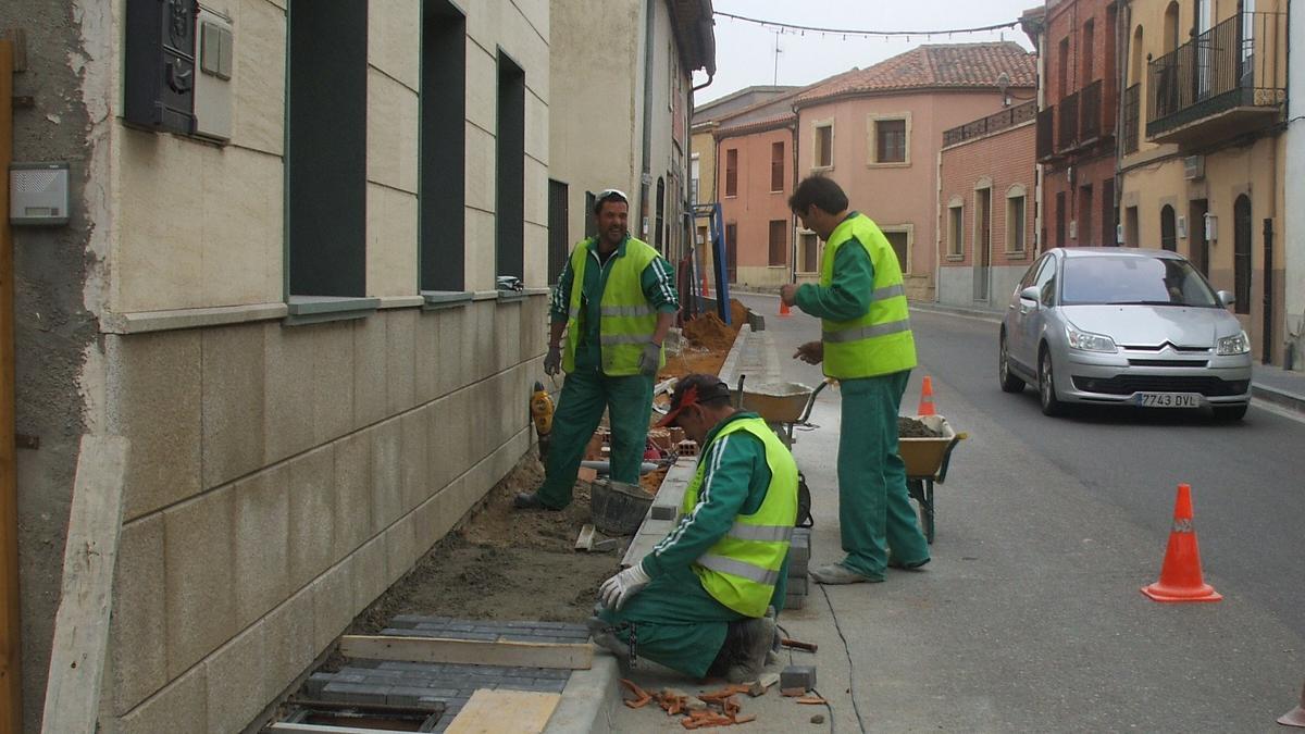 Trabajadores contratados en La Bóveda en un programa anterior ejecutan obras en una calle