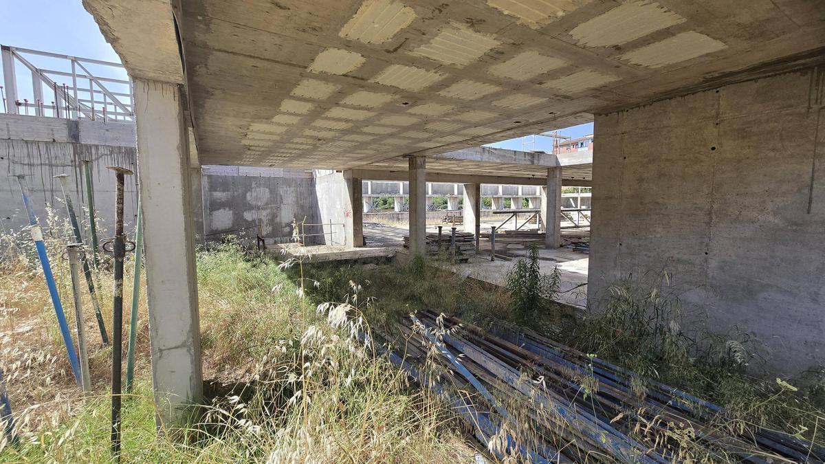 Las obras de la piscina de la margen derecha siguen paradas.