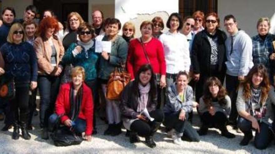 Familiares y usuarios de Integra-T junto con la ponente y organizadores de la charla.