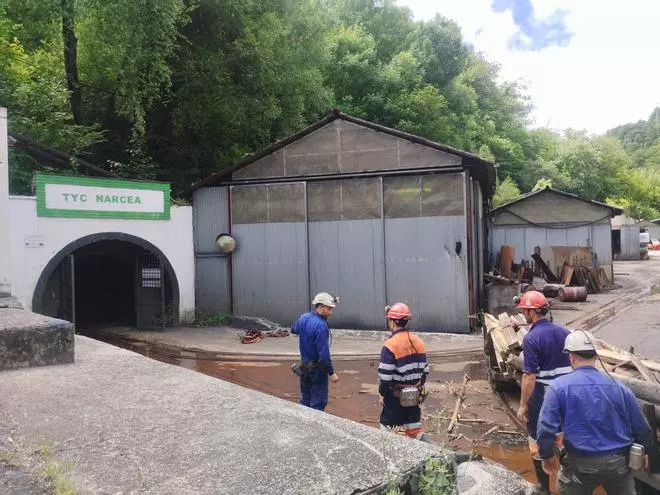 En imágenes, el acceso de la Brigada Central de Salvamento Minero a la mina de Vega de Rengos (Cangas del Narcea)