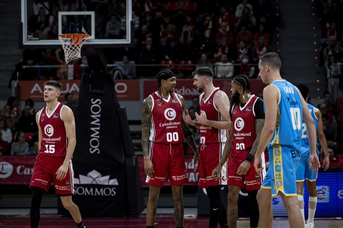 Devin Robinson y Jaime Fernández, dos de los interiores disponibles, charlan durante el partido ante el Gran Canaria.