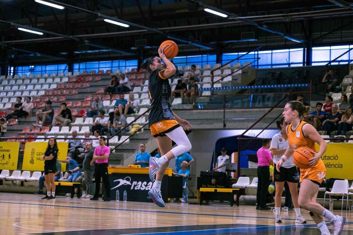 Ana Pérez Relancio, en un entrenamiento con el CD Zamarat Recoletas Zamora, antes de tirar a canasta.