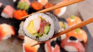 Vídeo | El 'terrorismo del sushi giratorio' indigna a Japón