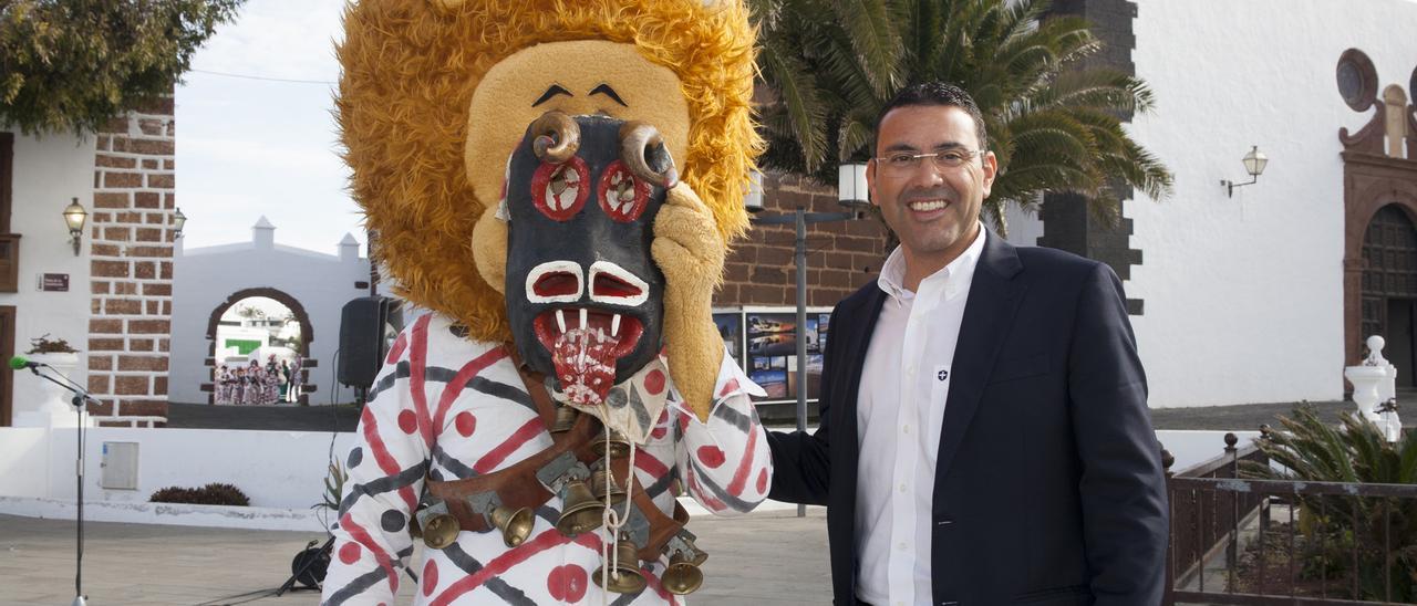 Oswaldo Betancort junto a un diablete de la Villa de Teguise.