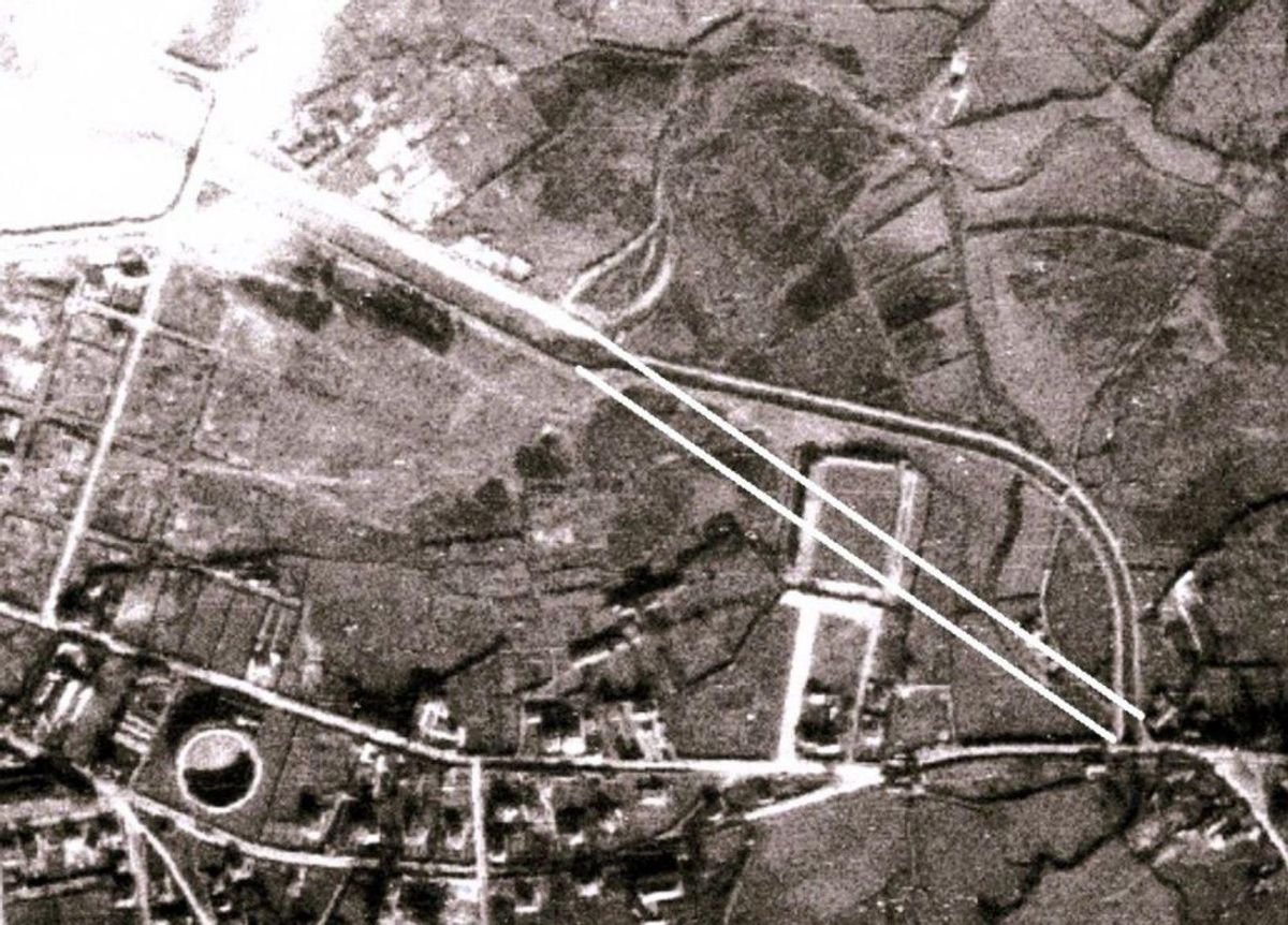 Fotografía aérea de 1946 con el canal del Piles construido. Las líneas blancas indican el trazado inicialmente previsto para el mismo, partiendo en dos El Molinón. | FOTOTECA DEL INSTITUTO GEOGRÁFICO NACIONAL