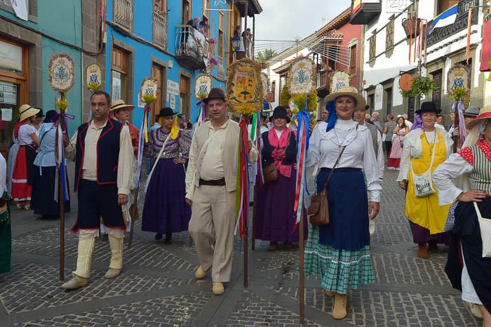 Carretas y grupos en la romería del Pino