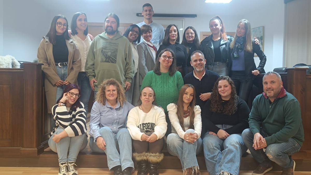 Alumnado, docentes y el alcalde, en el acto de clausura.