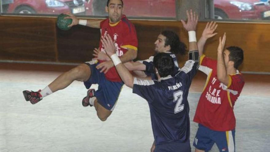 Un jugador se eleva con la pelota mientras dos rivales del Porriño intentan defenderle. / víctor echave