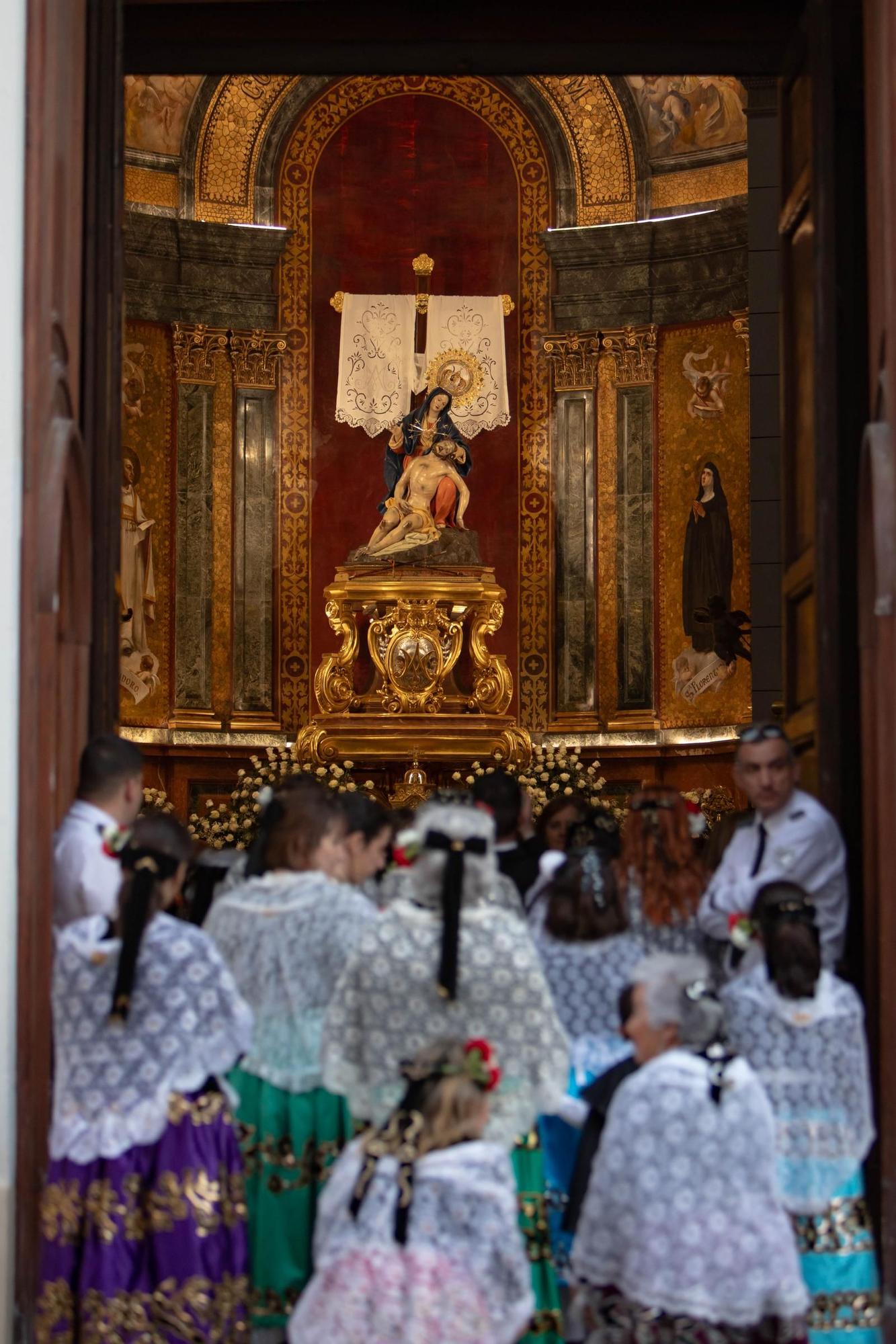 Ofrenda floral a la Virgen de la Caridad en Cartagena