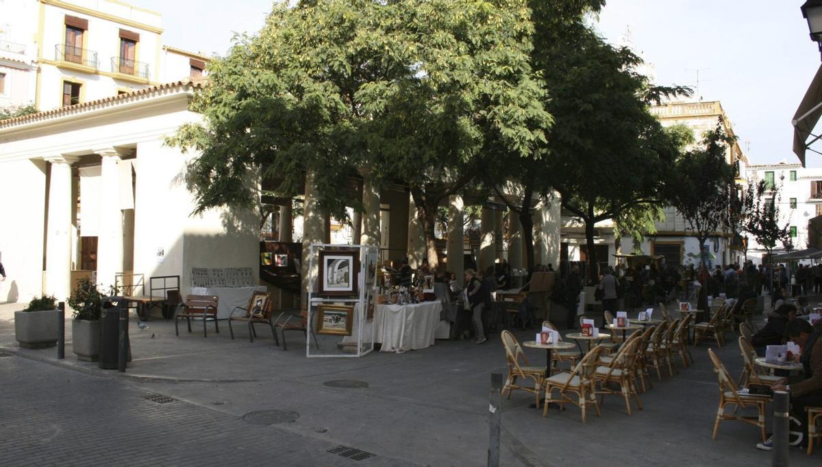 El Mercat sempre viu, amb gent passejant.