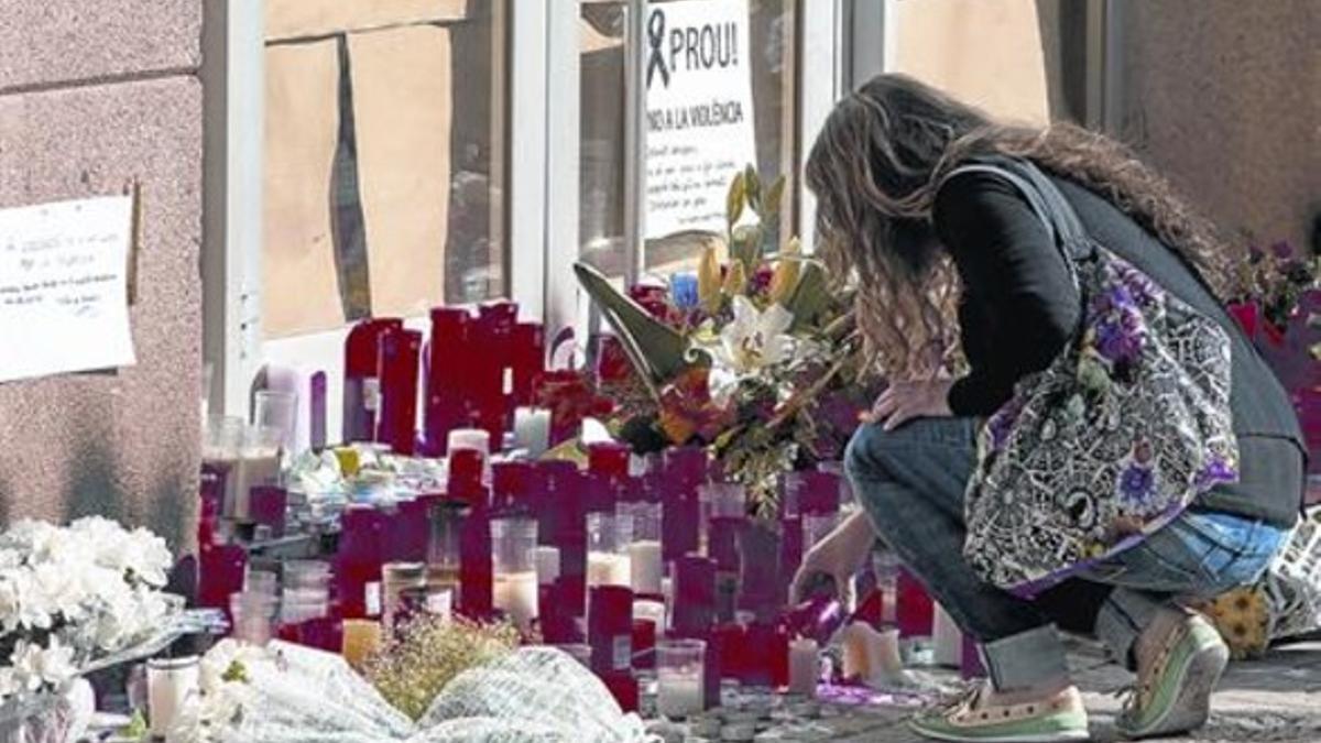 Flores y velas en la fachada del IES Joan Fuster, el martes.