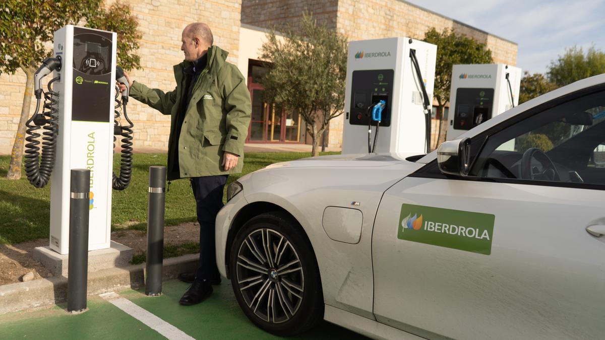 Miguel Calvo, delegado institucional de Iberdrola en Castilla y León, se procede a estrenar uno de los seis puntos de recarga para vehículos eléctricos instalados en Muelas del Pan.