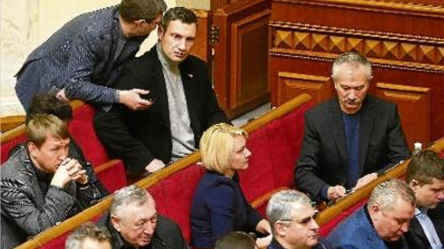 El líder opositor Vitali Klitschkó, al centre de la foto, va assistir a la sessió extraordinària al Parlament.