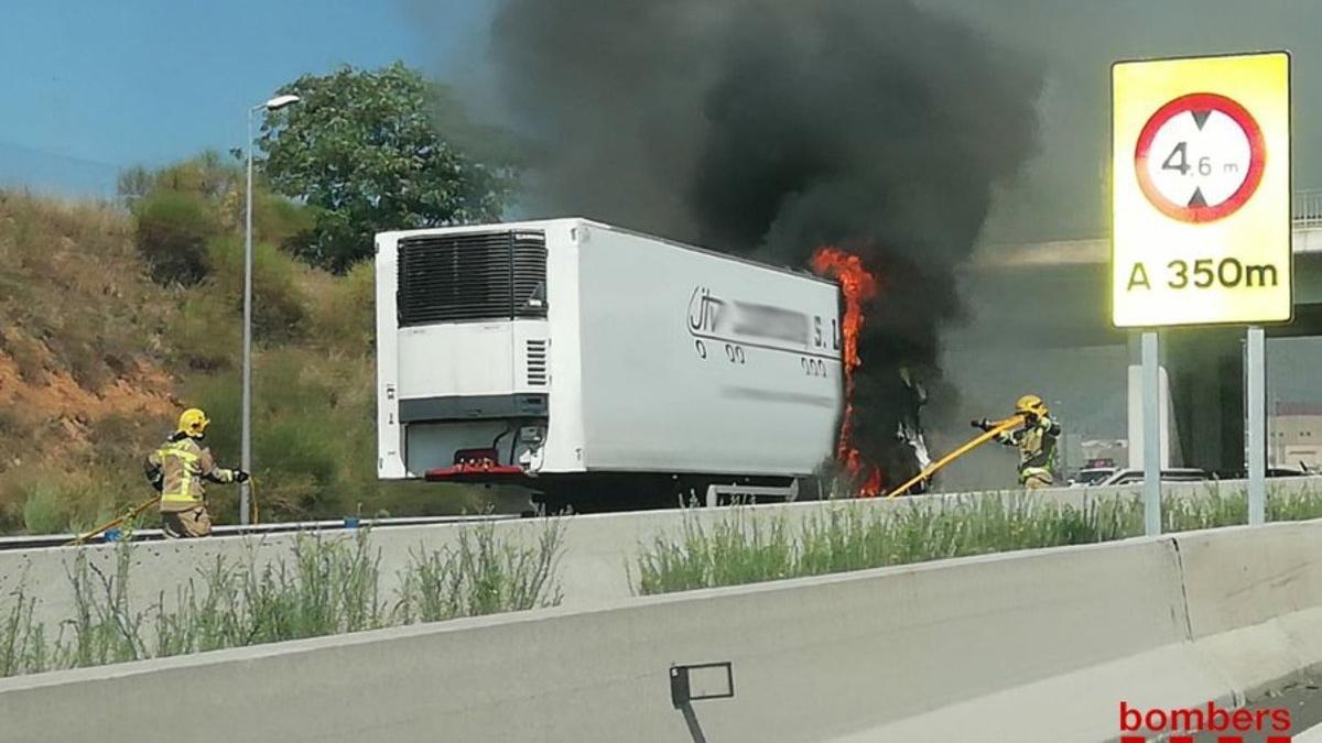 El camión incendiado este sábado en la A-2, en Abrera.