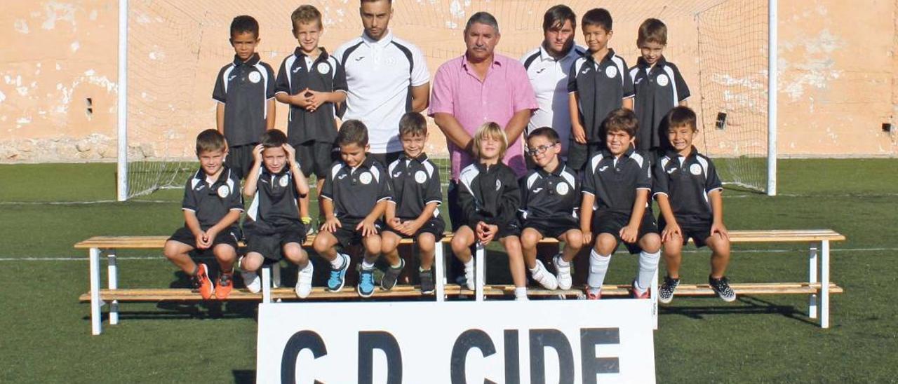 Conjunto del prebenjamín B, la primera plantilla federada del club de Son Rapinya en el día de su presentación.