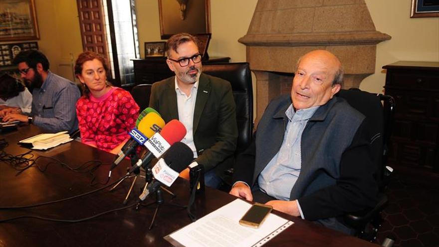 El ayuntamiento distinguirá a Santiago Antón y Paco Valverde
