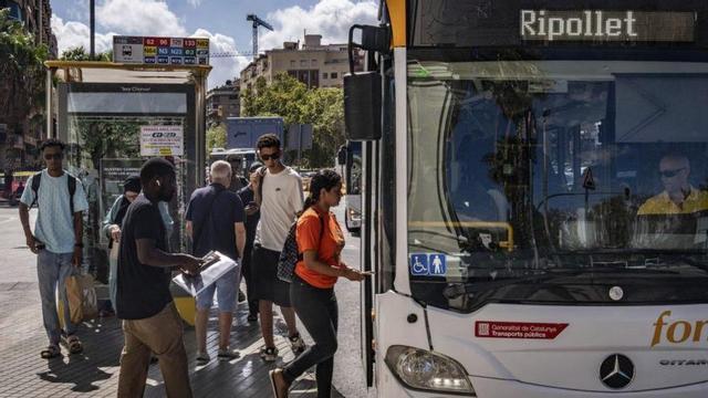 Un bus interurbà a l’estació de Fabra i Puig.  | JORDI OTIX