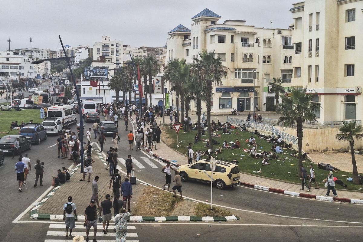 Vista de la ciudad de Castillejos en Marruecos. Miles de migrantes, en su mayoría jóvenes y varones, comenzaron a regresar este viernes a Marruecos tras pasar la noche a la intemperie en la ciudad autónoma de Ceuta después de confirmar que no podrán regularizar su situación en territorio español, según constató EFE. Buena parte de la multitud que el jueves colapsó la ciudad marroquí de Fnideq (Castillejos) para alcanzar la frontera con Ceuta emprendió este viernes el camino de vuelta y busca regresar a sus ciudades de origen en Marruecos. EFE/Mar Marín. sustit. texto