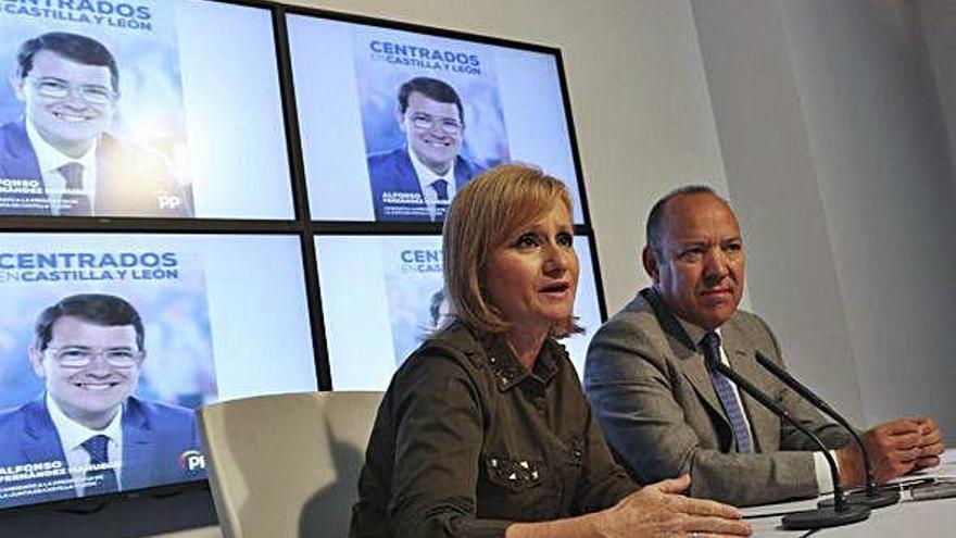 Leticia García y José María Barrios, durante la rueda de prensa de este miércoles en la sede del PP.