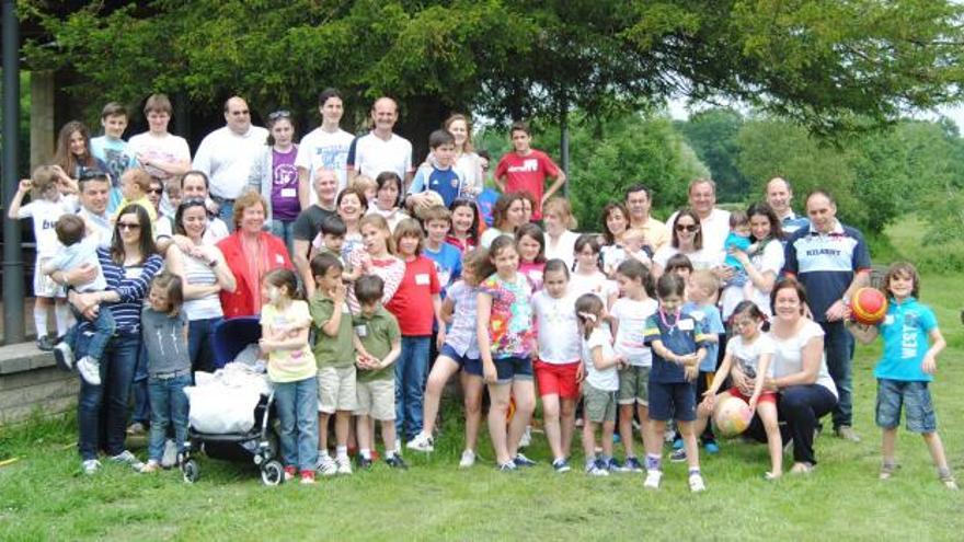 Varias de las familias que asistieron ayer al encuentro organizado por la AFNA en Meres.