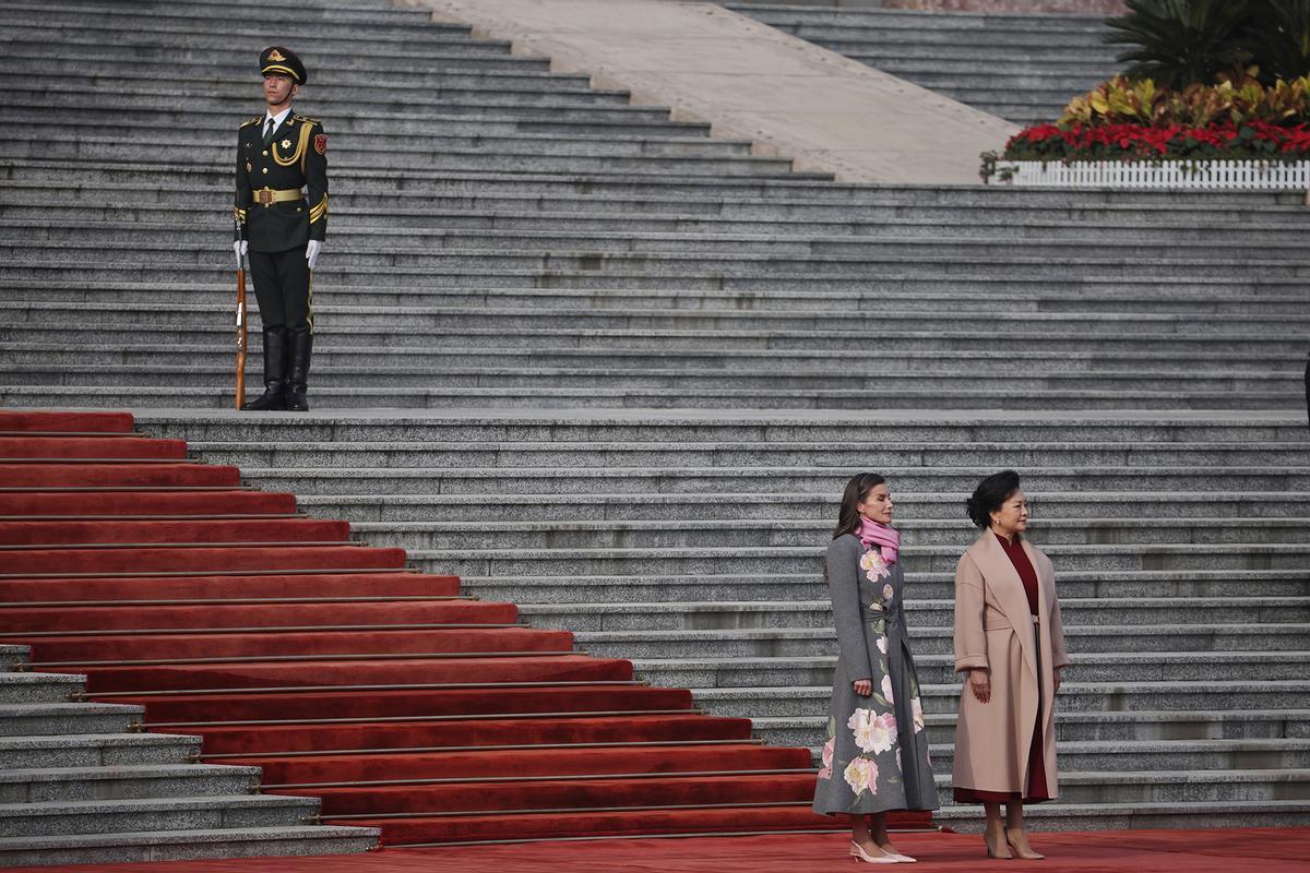 Los reyes Felipe y Letizia participan en una ofrenda floral en Pekín