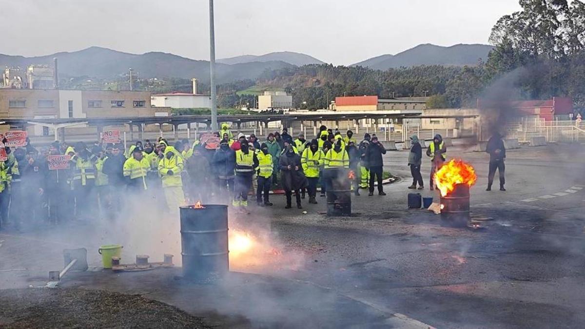 Cuarto día de huelga en la fábrica de Ence en Navia: "Vamos a luchar ...