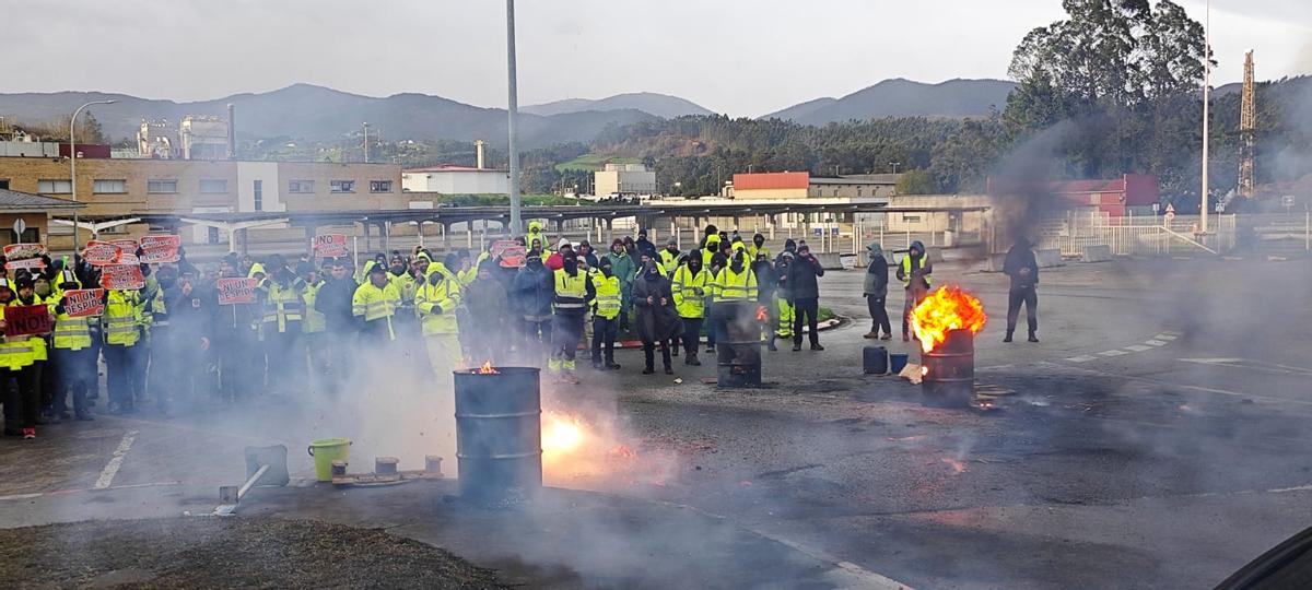 El piquete a las puertas de Ence, este viernes.