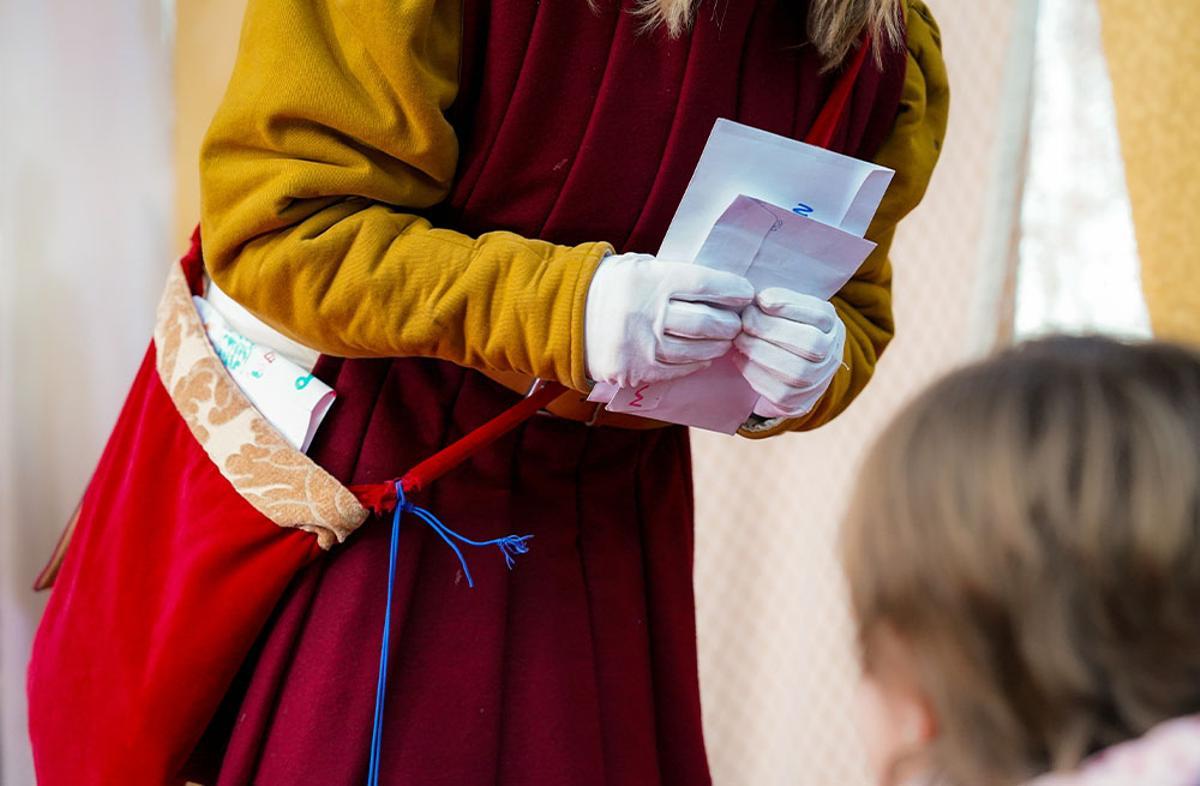Pajes reales reciben las cartas de los niños.