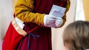 Pajes reales reciben las cartas de los niños.