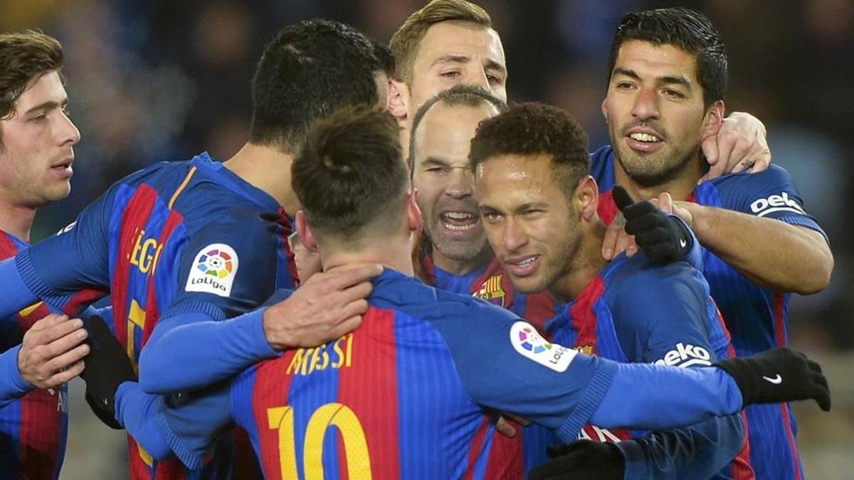Los jugadores del Barça se abrazan tras un gol.